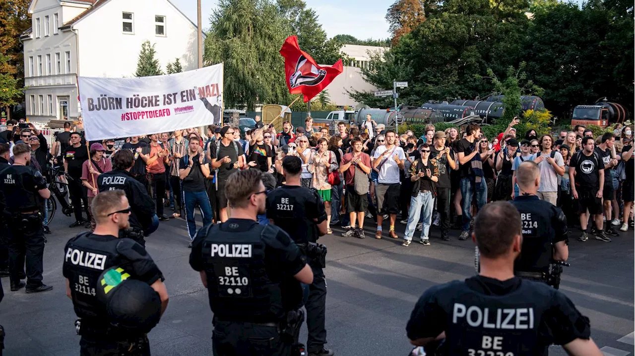 Demonstration in Berlin-Blankenburg: Hunderte bei Protest gegen Feier von AfD-Unterstützern