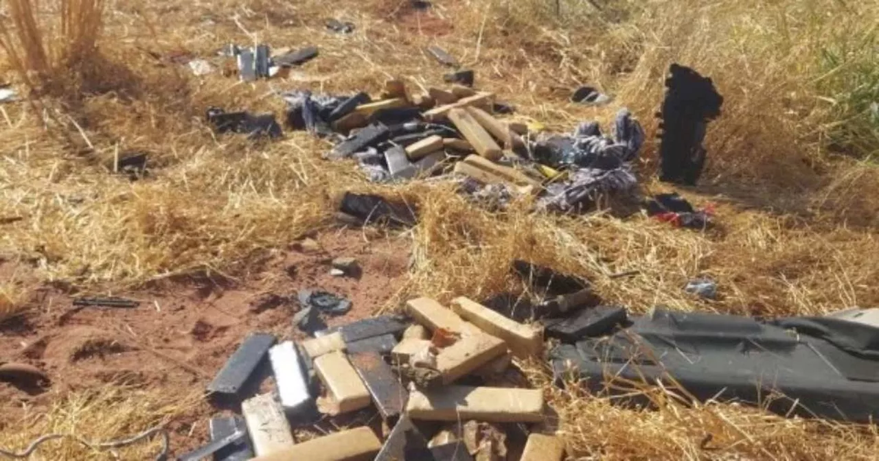 Carro que carregava 205 kg de maconha causa acidente e droga fica espalhada na estrada