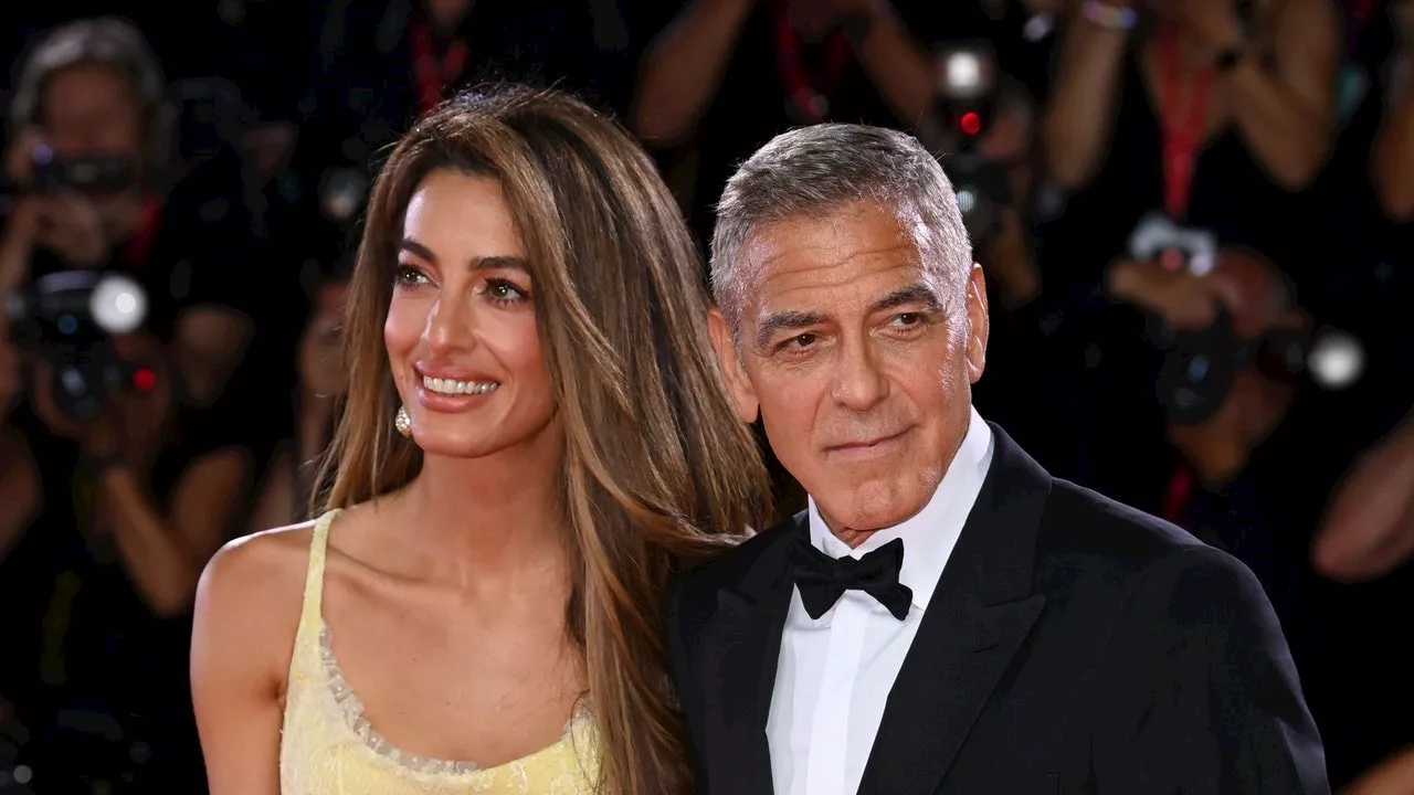 Amal Clooney incanta il Festival di Venezia 2024 con l'abito fluffy di Atelier Versace