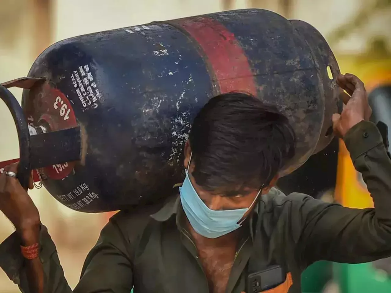 आजपासून महागला LPG गॅस सिलिंडर, मुंबई-दिल्लीत किती रुपयांनी वाढले दर?