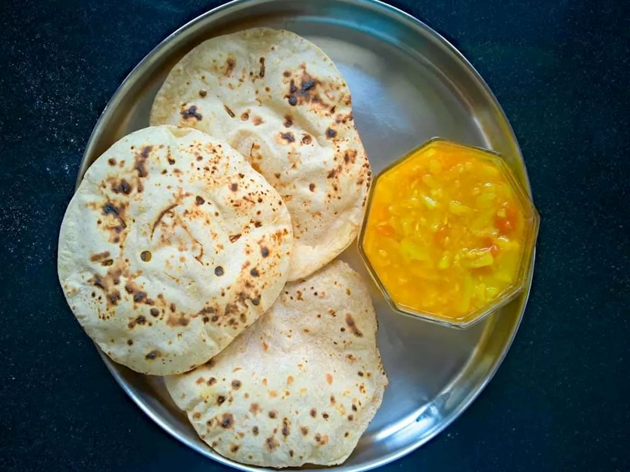 Roti ke Niyam: થાળીમાં 3 રોટલી લઈ જમવું અશુભ, તમે છતા જો કોઈ વ્યક્તિ આ કામ કરે તો શું થાય તેની સાથે જાણો