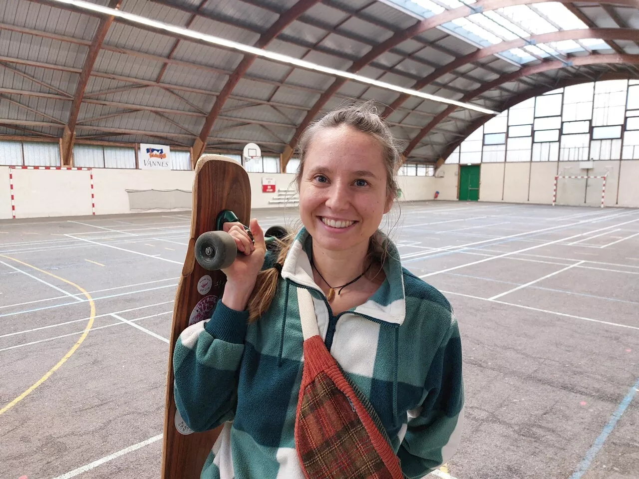 Bretagne : Astrid Butet lance la première école de longboard dancing de France