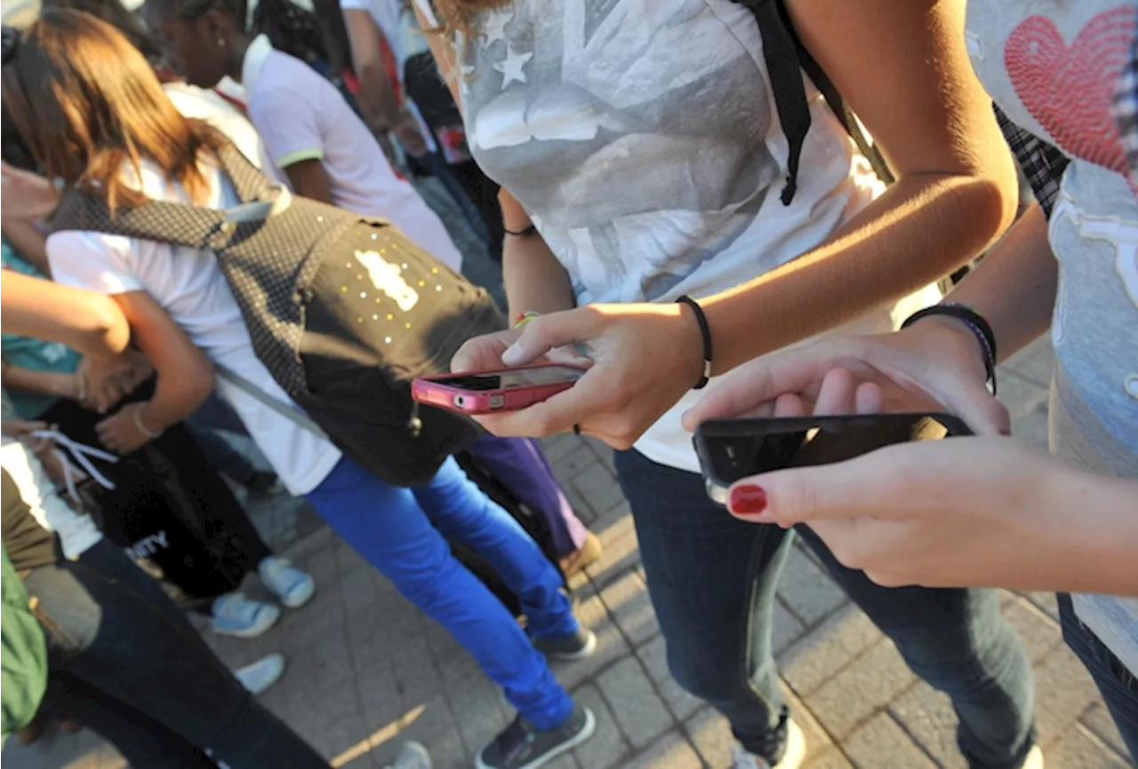 'Stop a smartphone per gli under14', l'appello dei pedagoghi