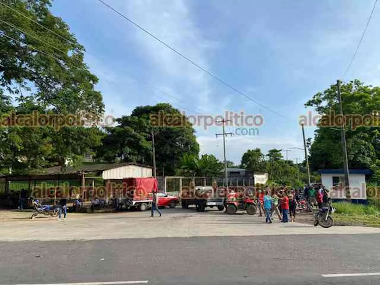 Cierran habitantes de Texistepec carretera Transístmica; demandan mejoras en caminos