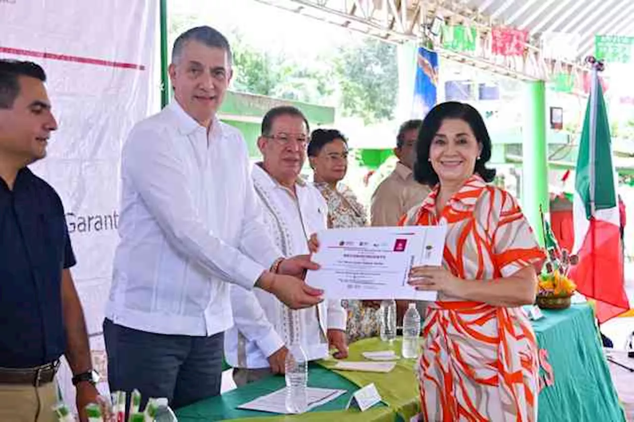 Más escuelas de Tuxpan y la región ya cuentan con escrituras