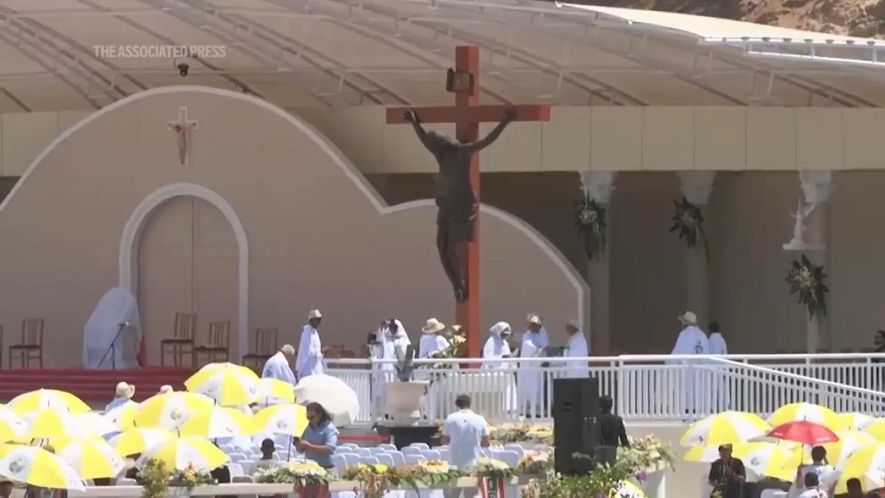 Huge crowds gather for Mass with Pope Francis in East Timor I AP explains