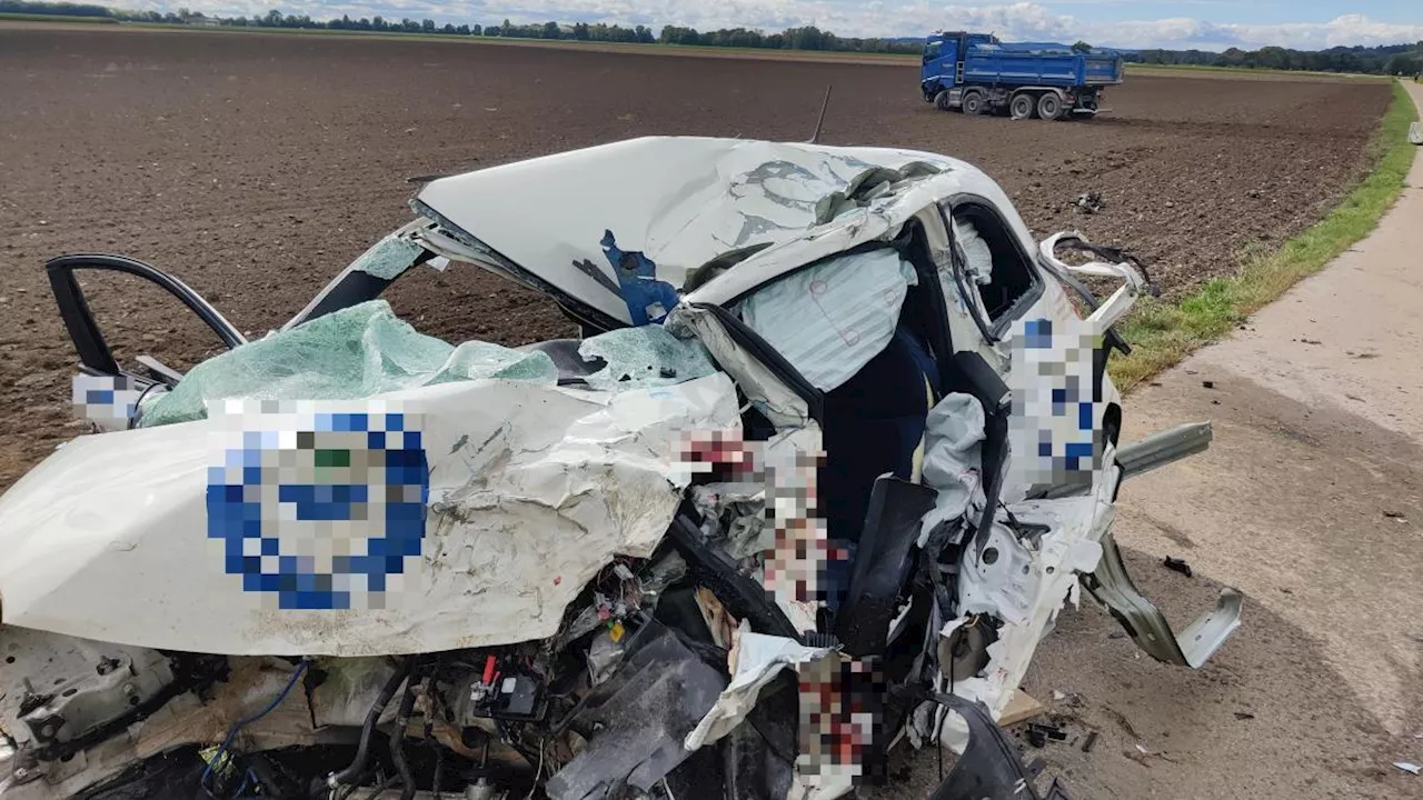 Kleinwagen gegen Lkw: 20-Jähriger bei Unfall lebensbedrohlich verletzt