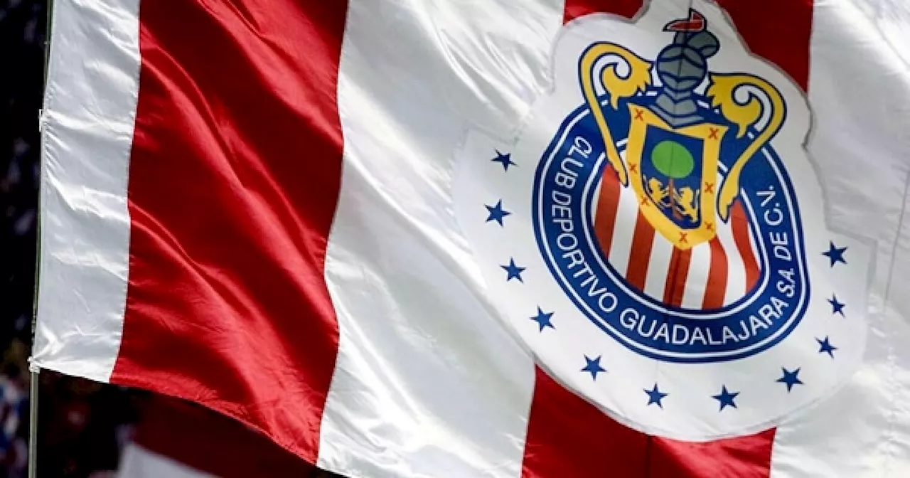 Delantero de Chivas YA porta playera de la PREMIER LEAGUE