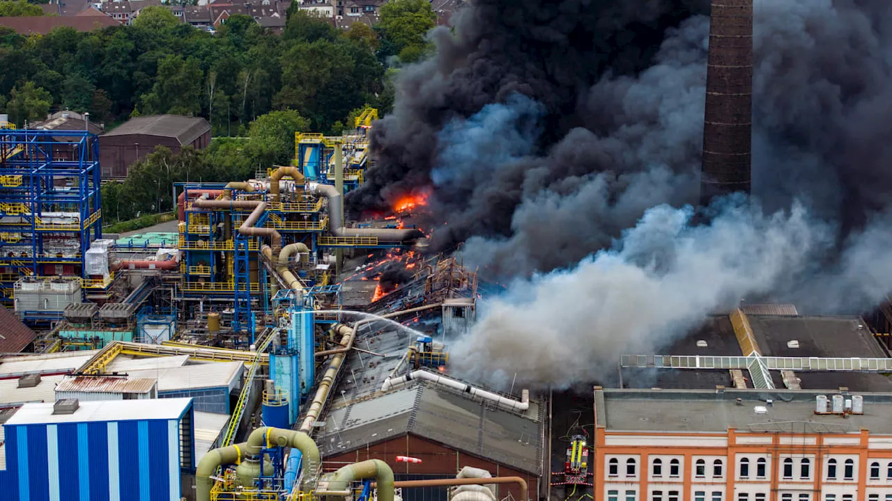 Brand in Duisburg: Feuer bei Chemiewerk „Grillo“ sorgt für Rauchwolke