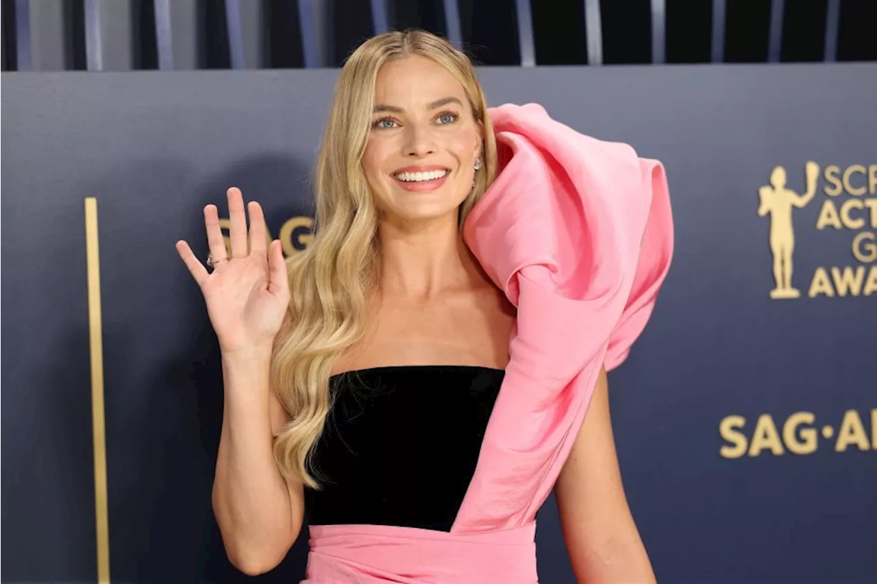 Grávida, Margot Robbie exibe barrigão durante estreia de filme; veja foto