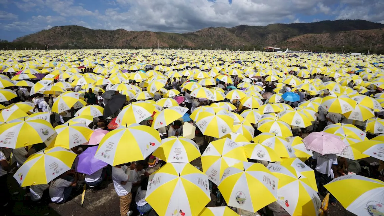 Auslandsreise des Papsts: Franziskus feiert in Osttimor Messe mit Hunderttausenden