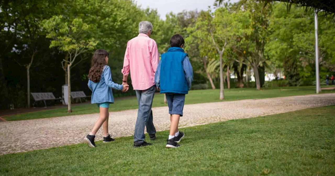 Nonni che crescono i nipoti: la sfida di fare di nuovo il “genitore”