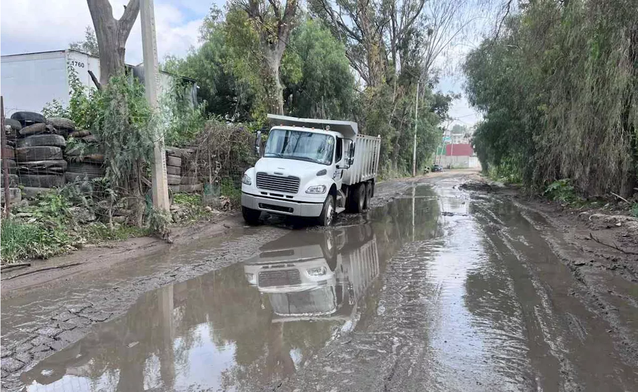 Debido al lodo y a enormes baches, avenida en Cuautitlán Izcalli se ha vuelto intransitable