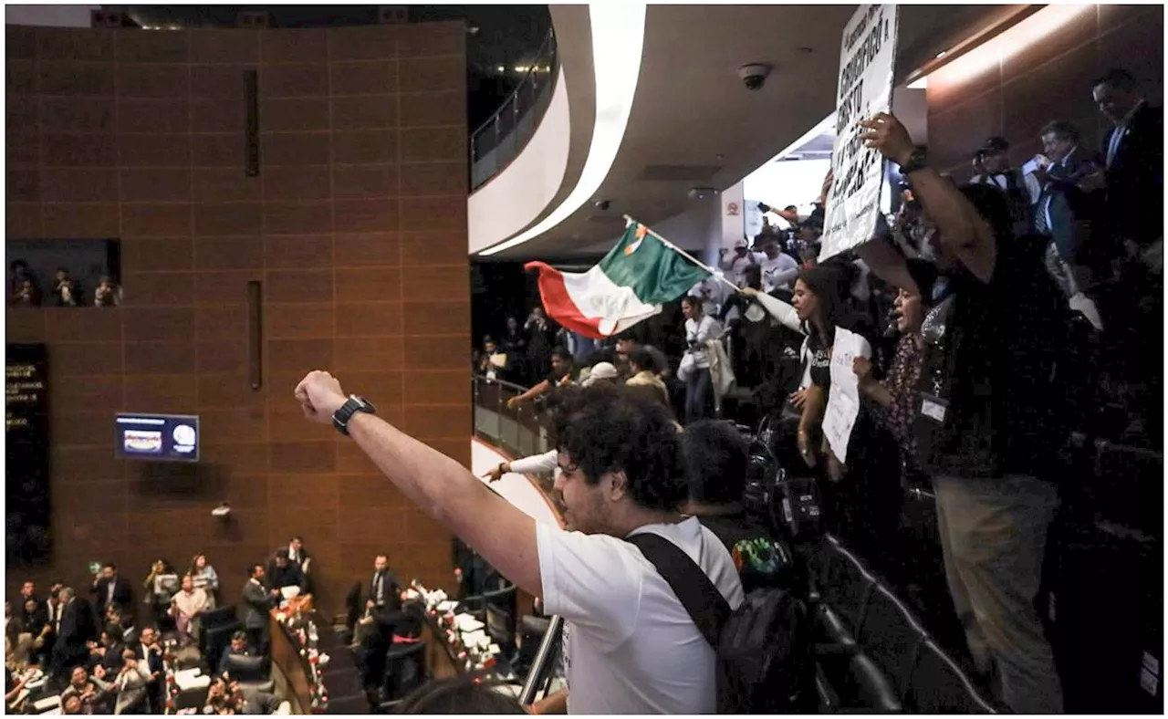 VIDEOS y FOTOS: Así se vio el portazo al Senado de manifestantes durante discusión de la reforma judicial