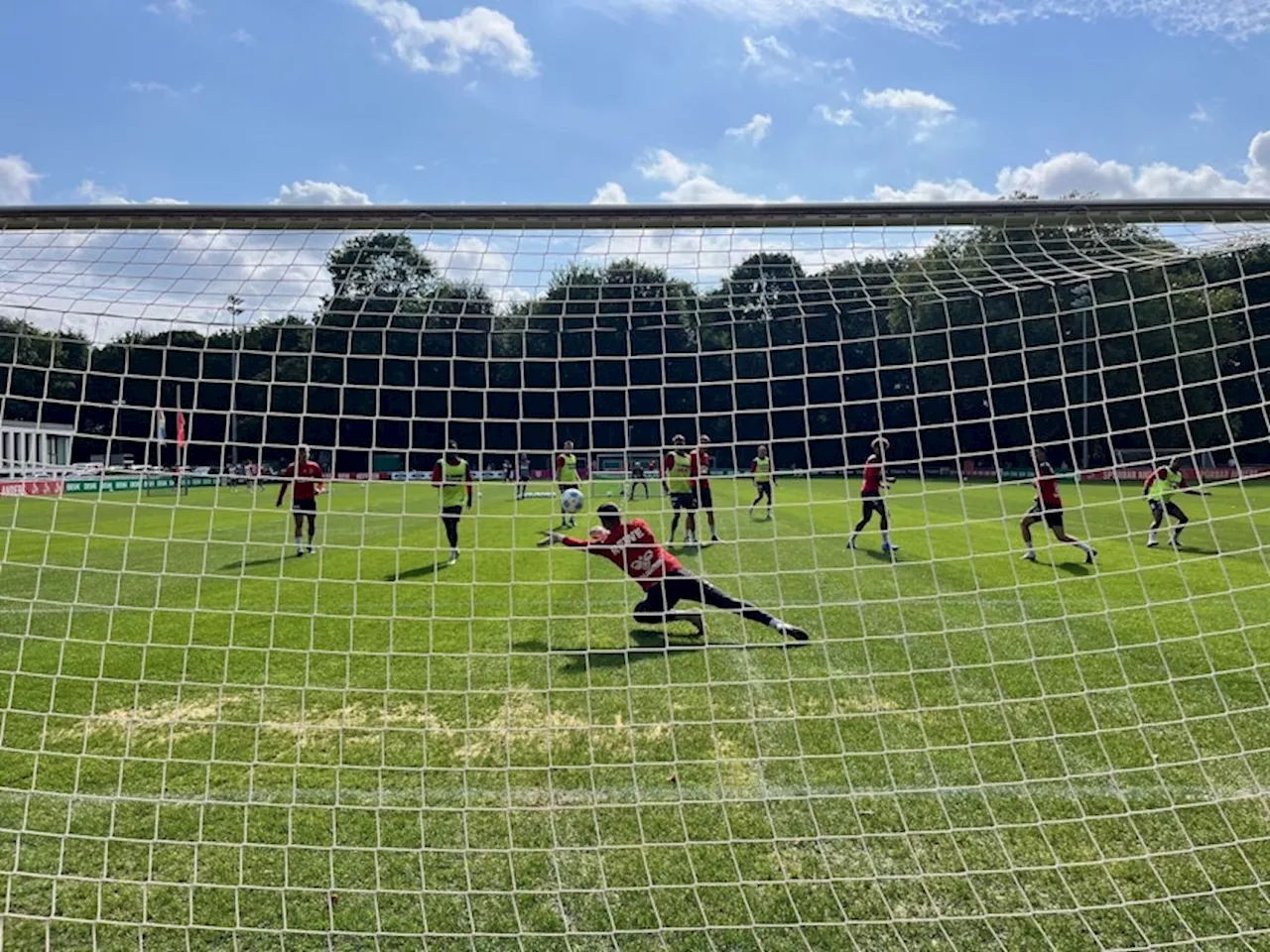 FC-Profi happy nach Leidenszeit – neues Gesicht beim Torwart-Training