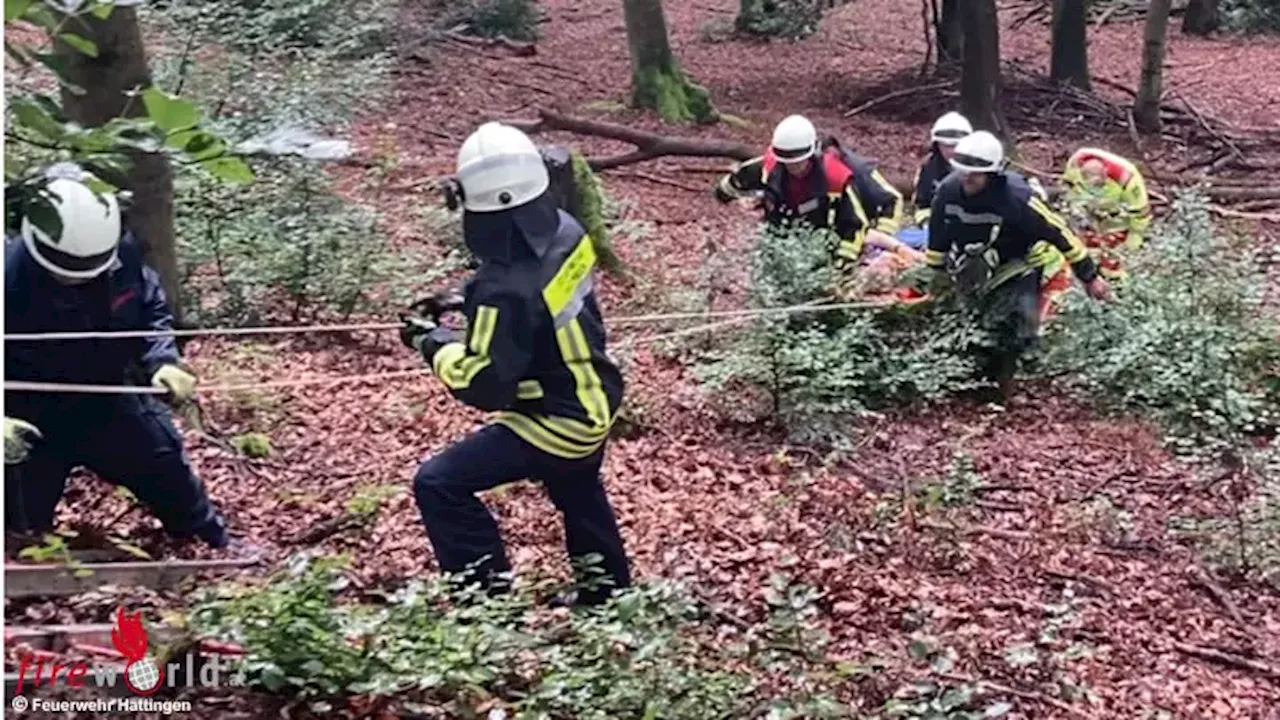 D: Aufwendiger Rettungseinsatz nach Traktorunfall im unwegsamen Wald in Hattingen