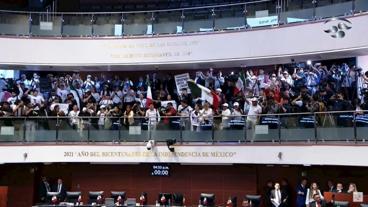 VIDEOS: Manifestantes rompen puerta y entran al pleno del Senado durante debate de reforma al Poder Judicial