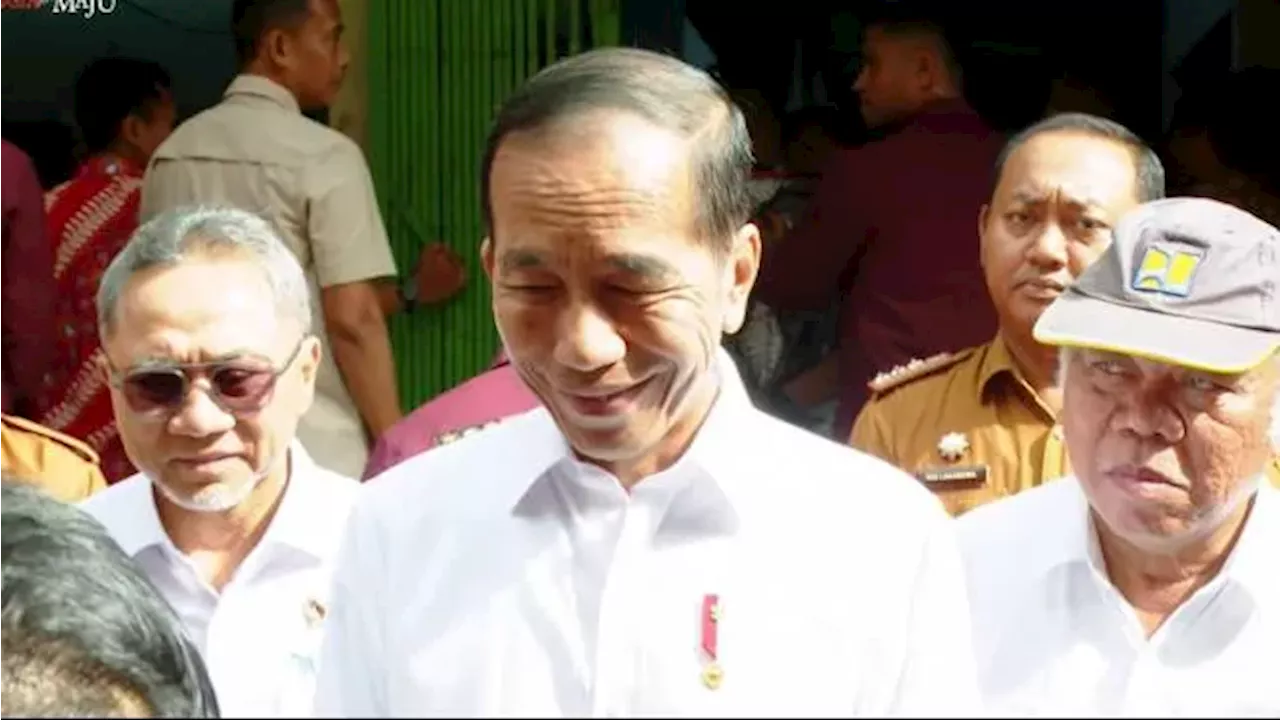 Senyum Jokowi saat Disinggung soal Peluang Reshuffle Kabinet di IKN