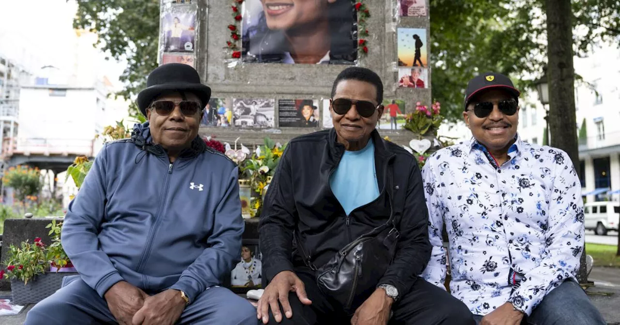 Brüder von Michael Jackson besuchten sein Münchner Denkmal