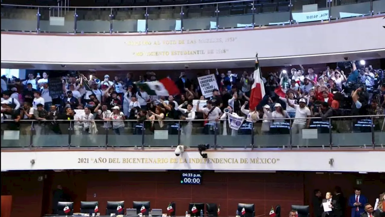 Manifestantes contra la reforma judicial irrumpen en el Senado; suspenden sesión