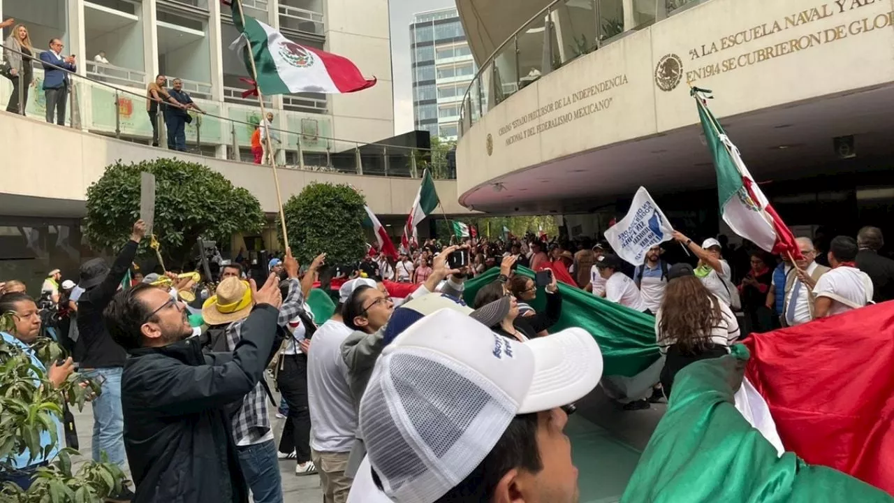 Trabajadores del poder judicial dan portazo en el Senado; decretan receso