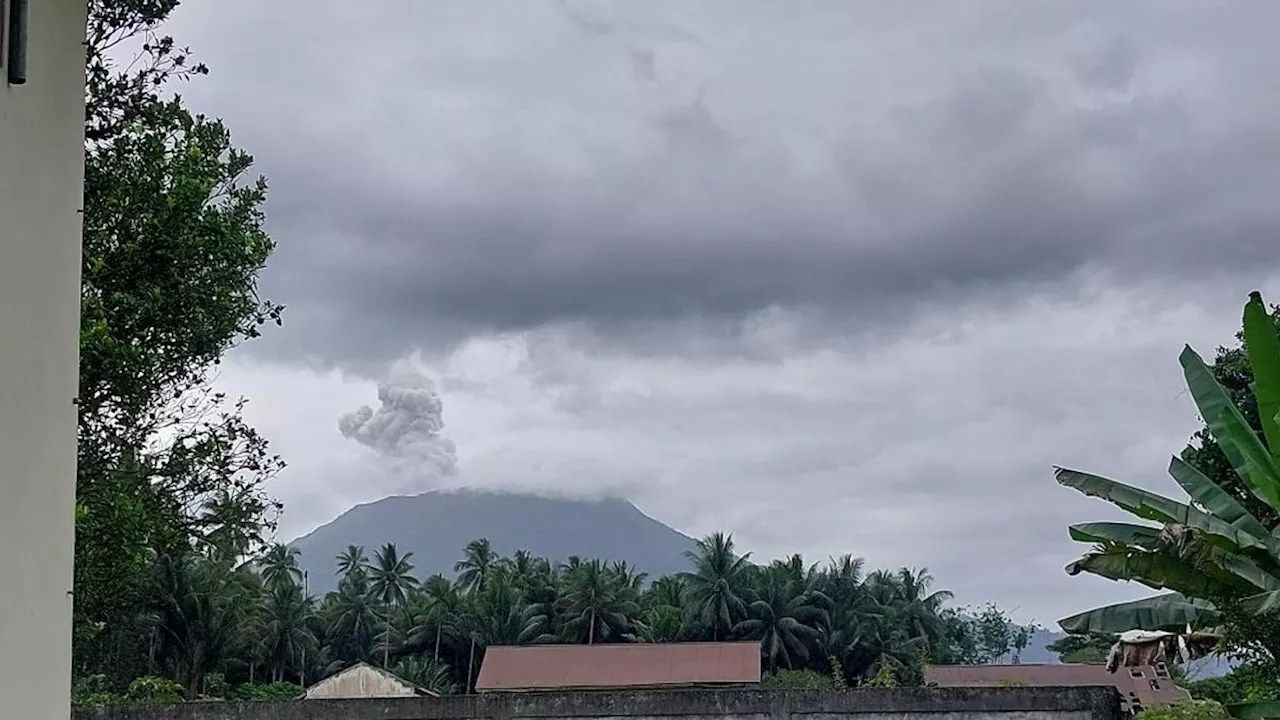 Gunung Ibu Erupsi Semburkan Abu Vulkanik 600 Meter, Warga Diimbau Waspada Radius Bahaya