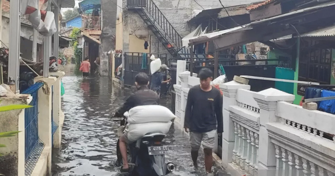 Banjir Rendam Puluhan Rumah Warga di RT 13 Lubang Buaya Jaktim