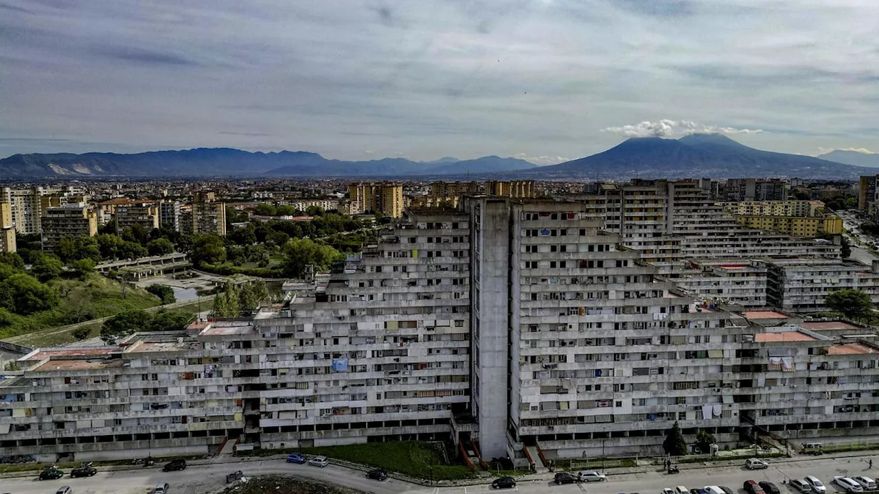 Napoli, sindaco ordina lo sgombero urgente delle Vele di Scampia