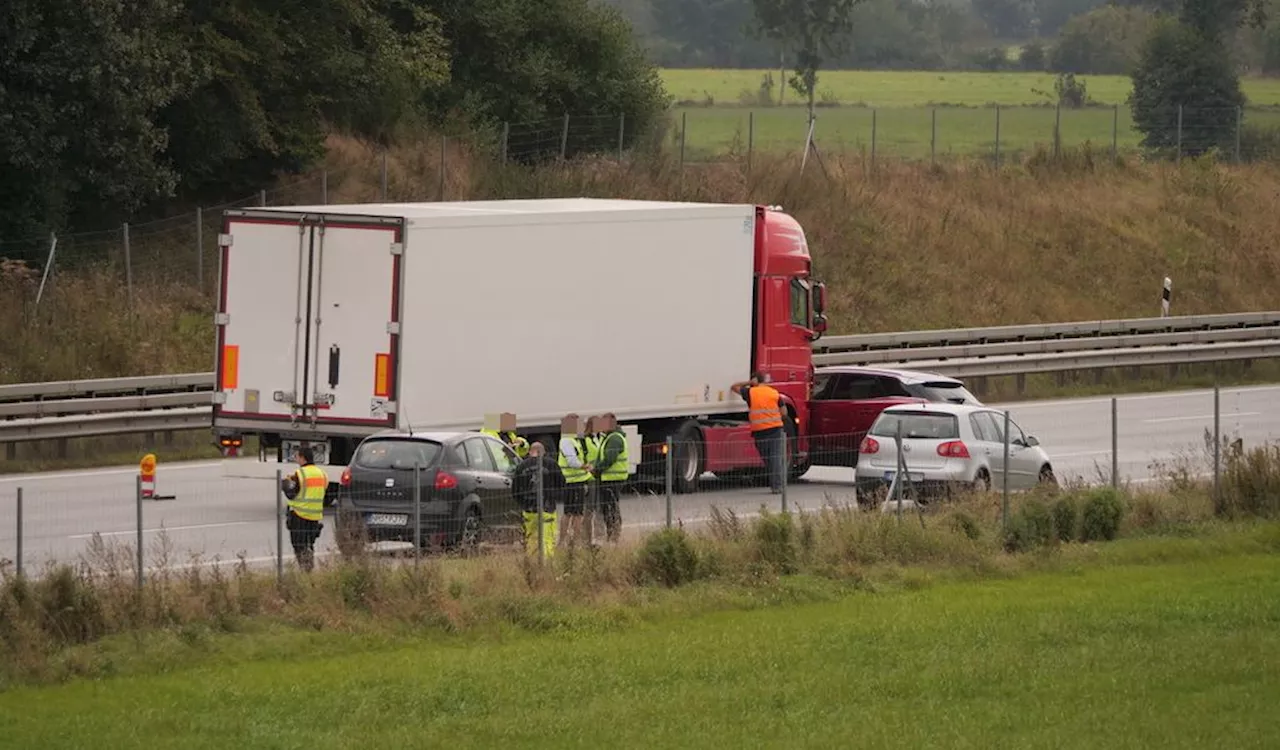 A7 Unfall Richtung Hamburg: Pkw wird quer vor Lkw geschoben