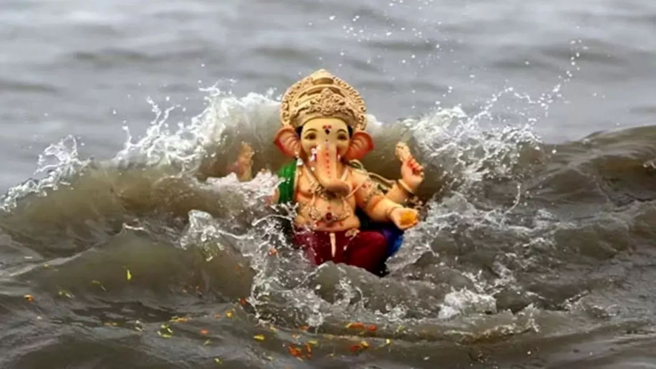 Ganesh Visarjan Katha: आखिर बप्पा को जल में क्यों किया जाता है विसर्जित? जानें पौराणिक कथा