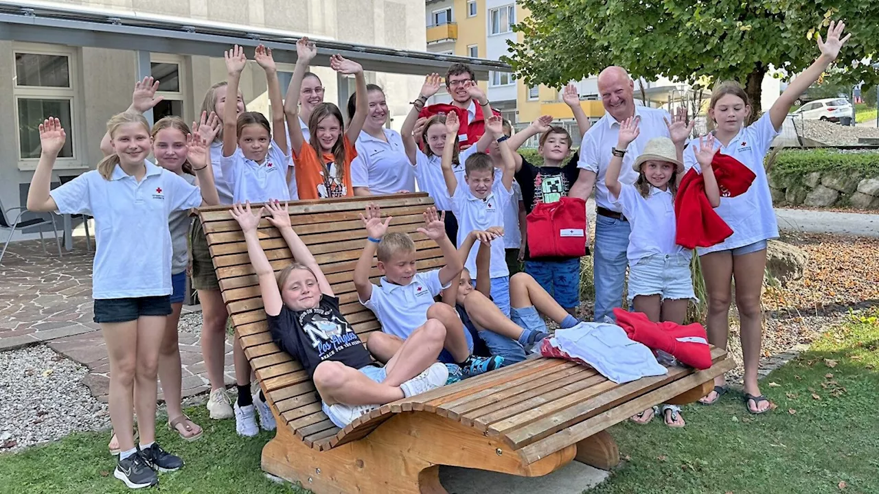 Uniformen für das Jugendrotkreuz Waidhofen/Ybbs