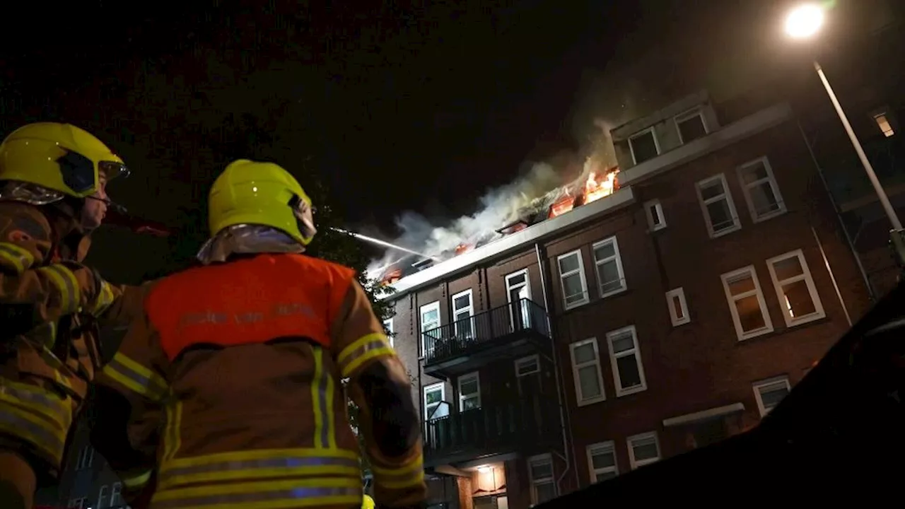 Grote brand in woning in Rotterdam door explosie, politie zoekt verdachte