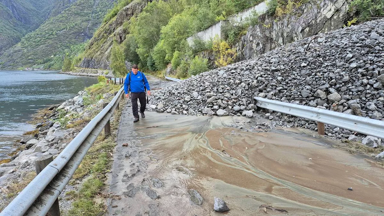 Trygve opna bildøra og la på sprang då steinane kom ned fjellsida