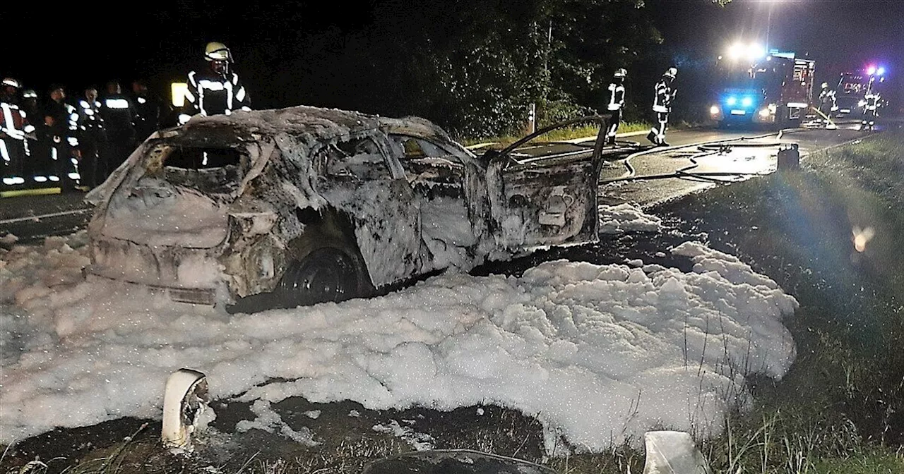 Autofahrer erleidet bei Fahrzeugbrand bei Beverungen schwerste Verbrennungen