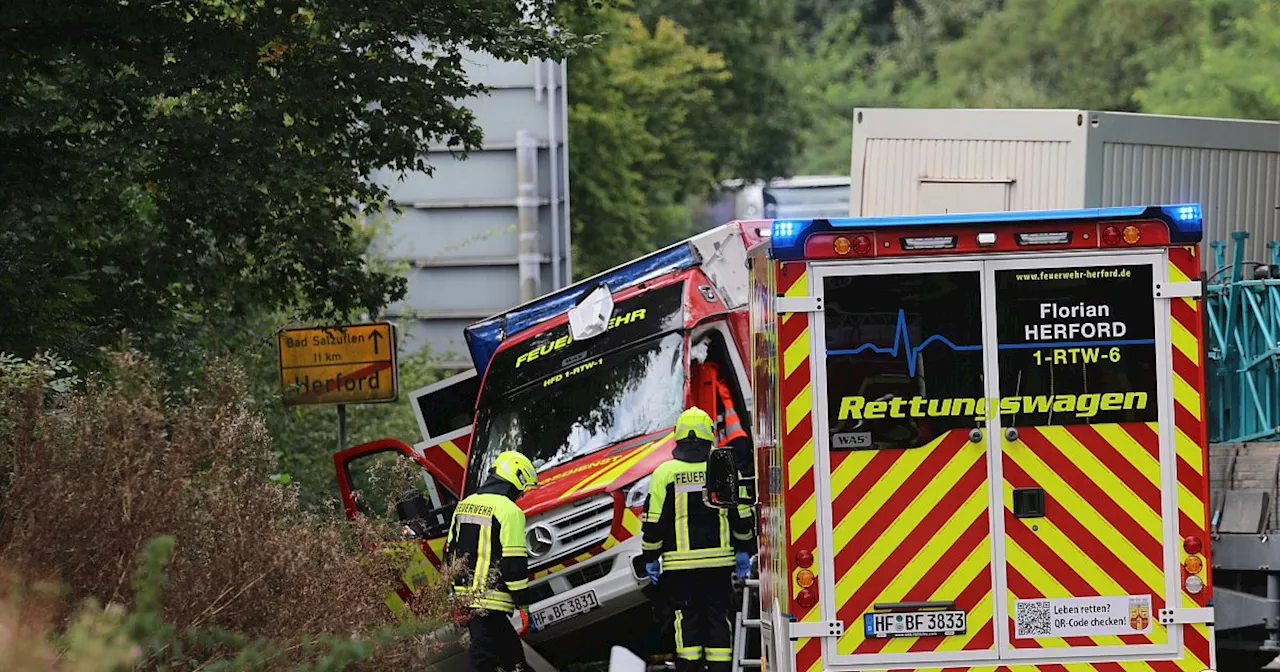 Mehrere Verletzte bei Unfall mit Rettungswagen: Fahrer nicht mehr in Lebensgefahr