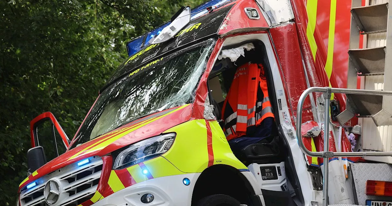 Nach schwerem Unfall mit Rettungswagen in Herford: Polizei stellt Lkw sicher