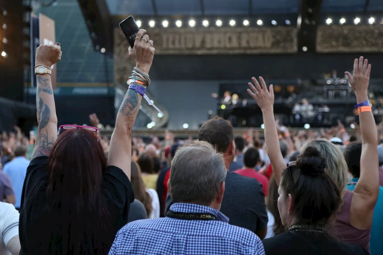 Rock legend says he hasn’t been able to fully see for 7 weeks due to frightening infection