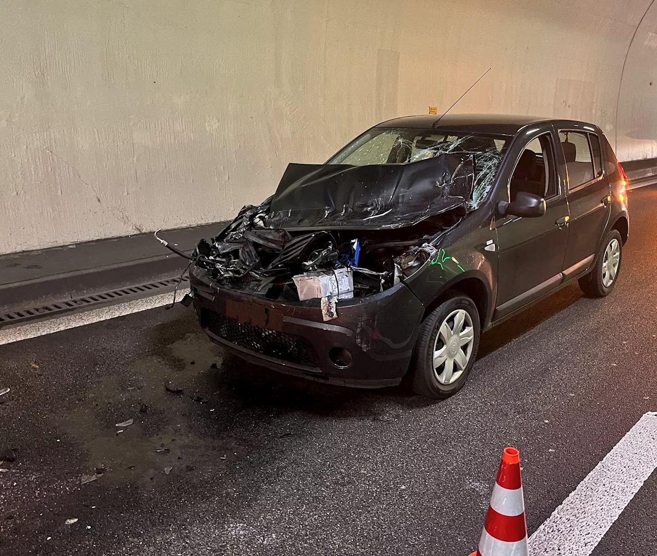 Ebikon LU / Autobahn A14: Auffahrunfall in Autobahntunnel Rathausen