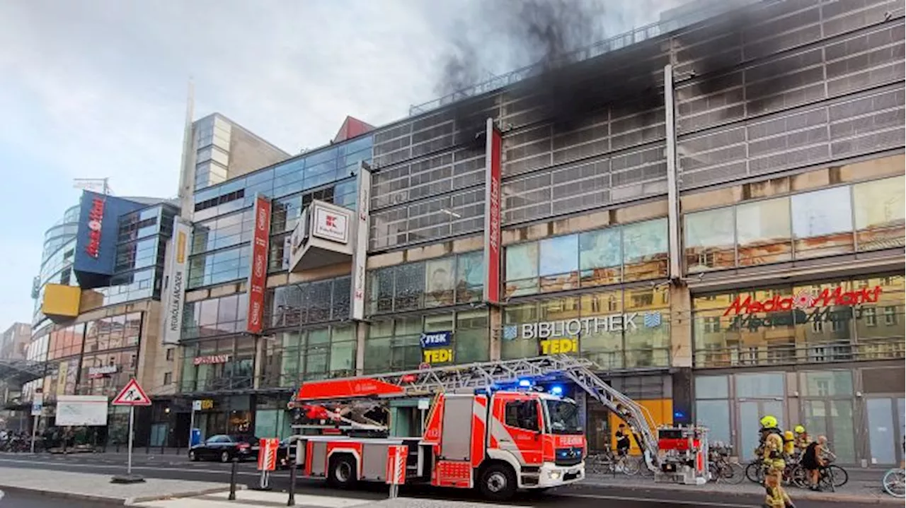 Polizei geht nach Feuer im Neuköllner 'Arcaden'-Parkhaus von Brandstiftung aus