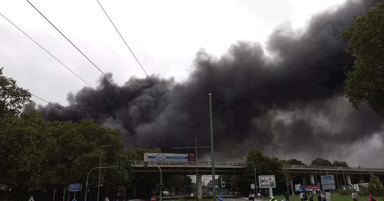 Feuerwehr in Duisburg: Brand bei Grillo-Werken