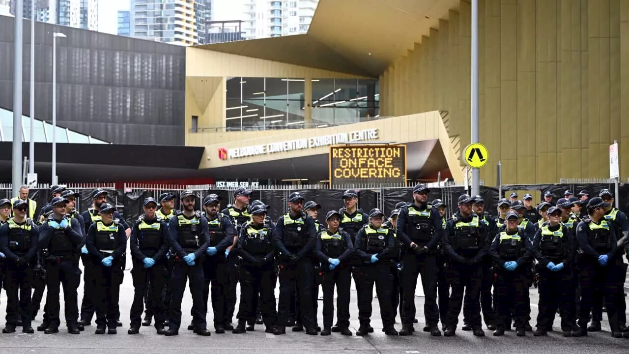 Anti-war protesters descend on Melbourne arms expo as police begin massive operation