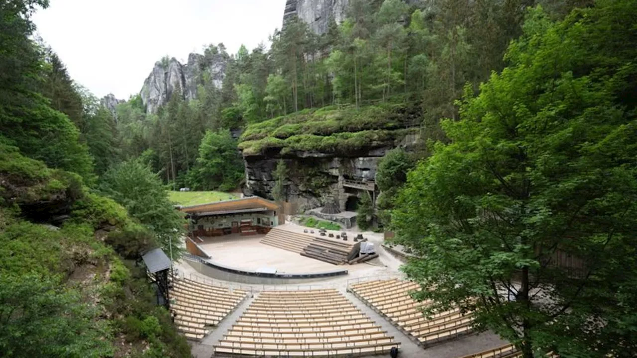 Theaterprogramm: Sabine Eberts Hebamme 2025 wieder auf der Felsenbühne Rathen