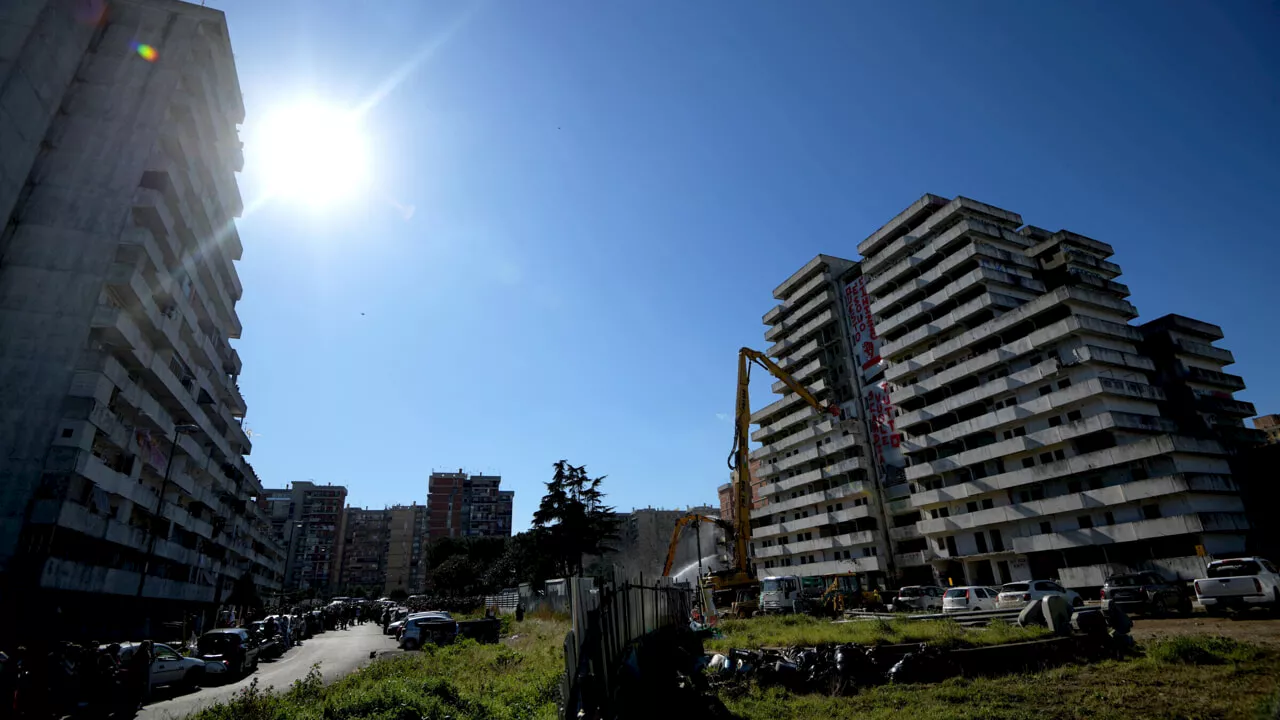 'Pericolo di crollo': sgomberate le Vele di Scampia tra le proteste di chi non sa dove andare