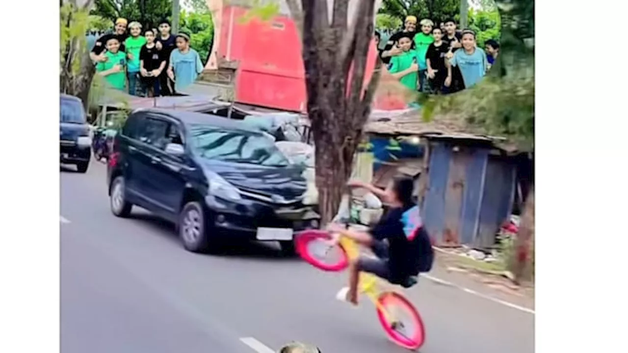 Aksi Nekat Bocah Naik Sepeda Sambil Akrobat di Jalan, Hampir Tabrak Mobil