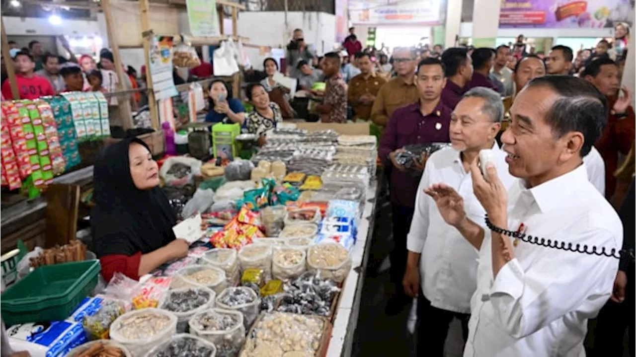 Jokowi Kembali Pamitan ke Warga Pakai Megafon di Pasar Deli Serdang