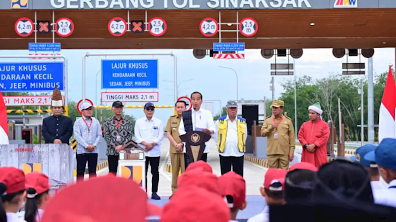 Momen Jokowi Resmikan Ruas Jalan Tol Sinaksak Sumatera Utara