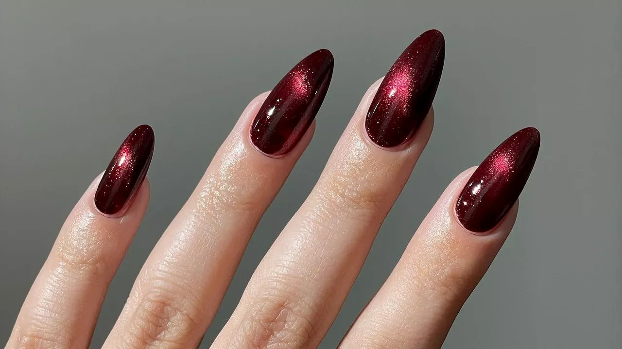 Las uñas vino tinto o el manicure burdeos más elegante de todo el Otoño-Invierno 2024