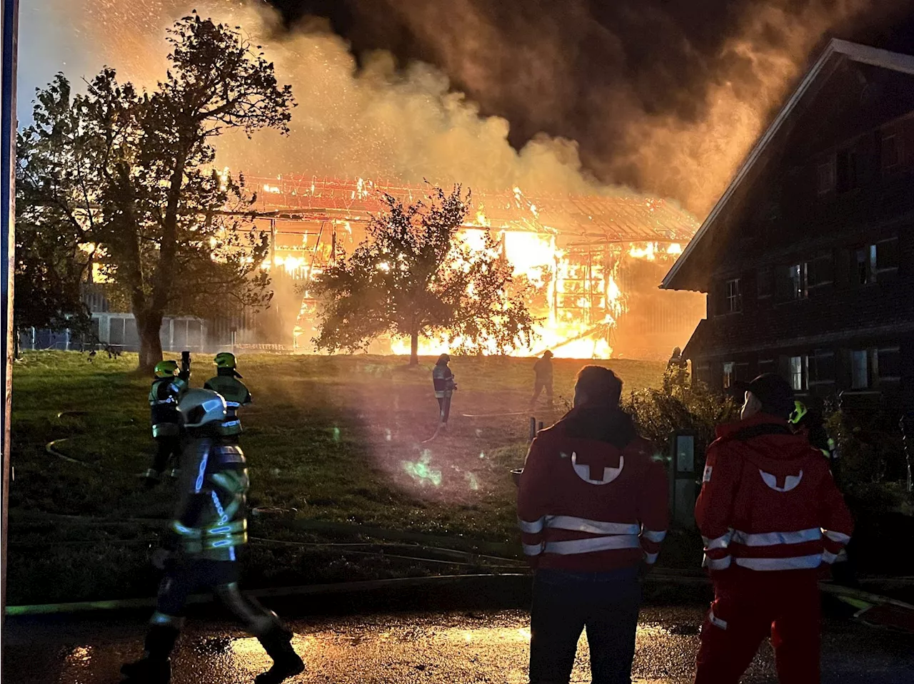 Schwarzenberg: Stallgebäude in Flammen