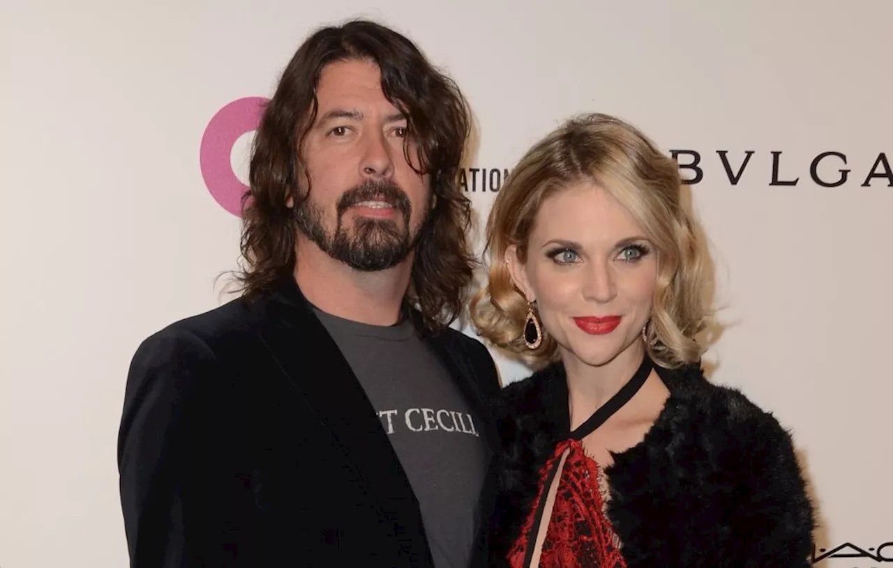 Dave Grohl révèle avoir été infidèle et être père d’un enfant né hors mariage, qu’il compte « aimer et soutenir »