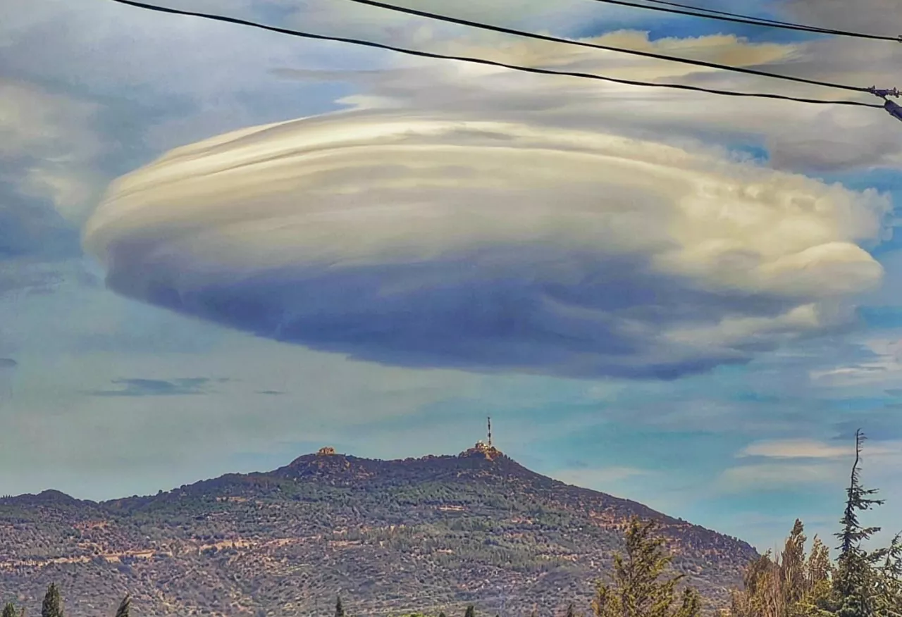 On dirait un ovni, un incroyable nuage a survolé cette montagne des Pyrénées-Orientales